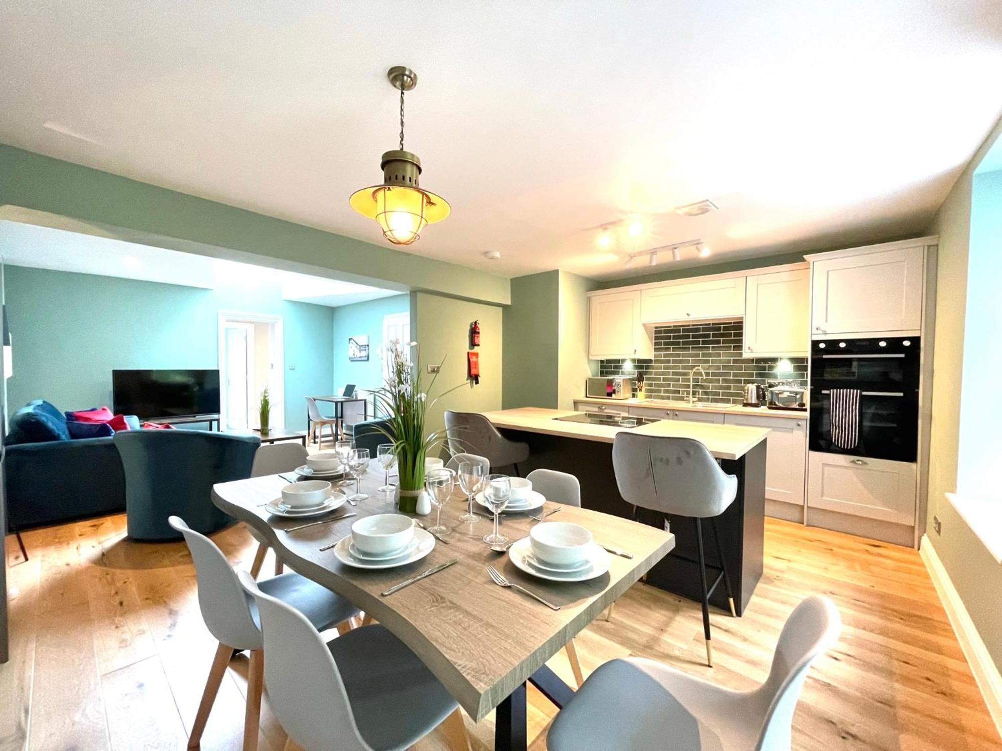 2 Bedroom Apartments Stopoverz 布里斯托 外观 照片