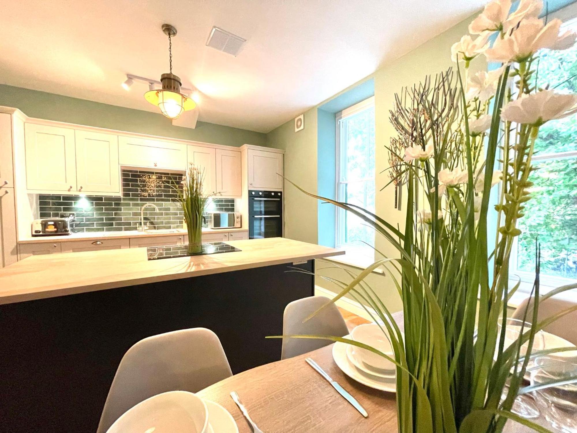 2 Bedroom Apartments Stopoverz 布里斯托 外观 照片