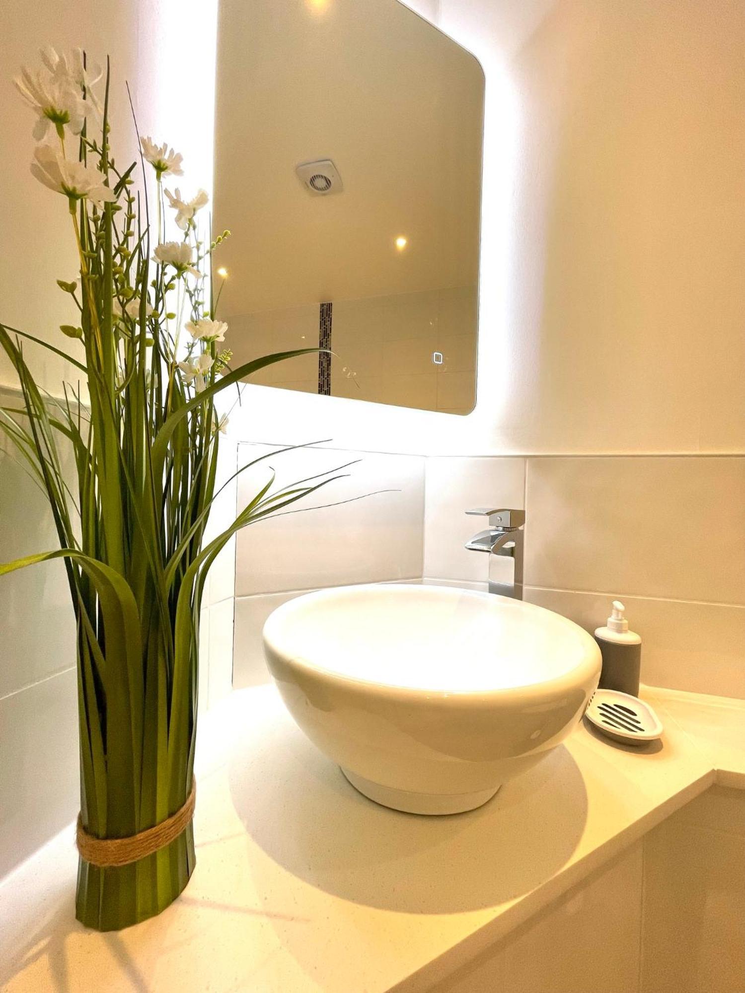 2 Bedroom Apartments Stopoverz 布里斯托 外观 照片