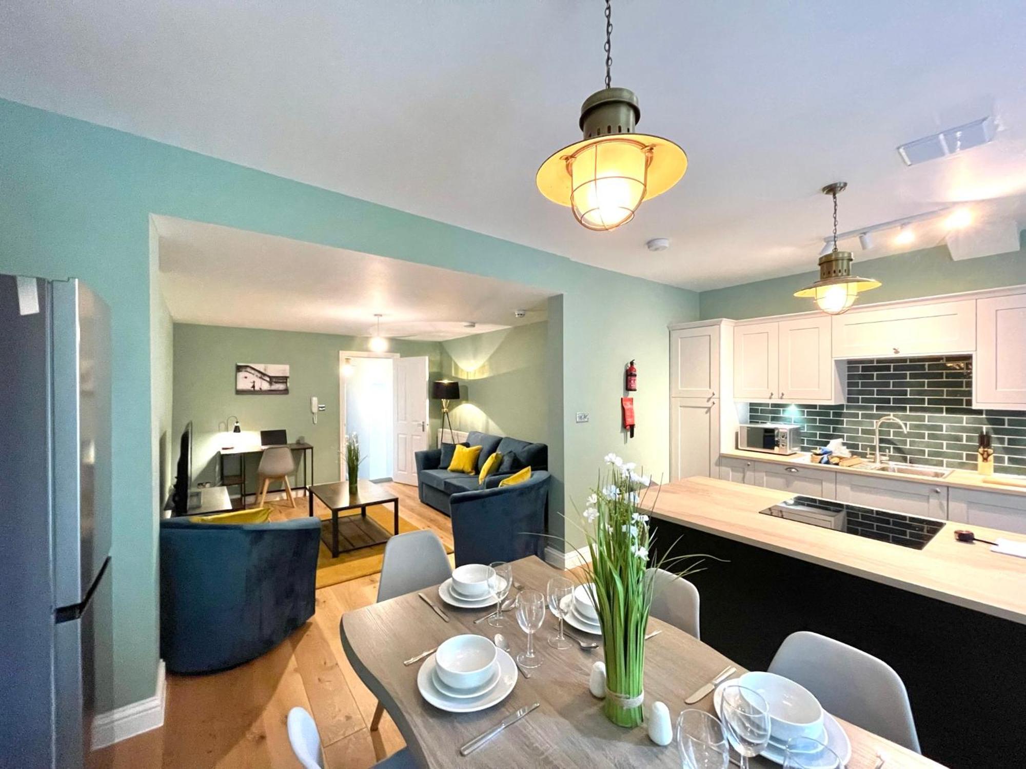 2 Bedroom Apartments Stopoverz 布里斯托 外观 照片