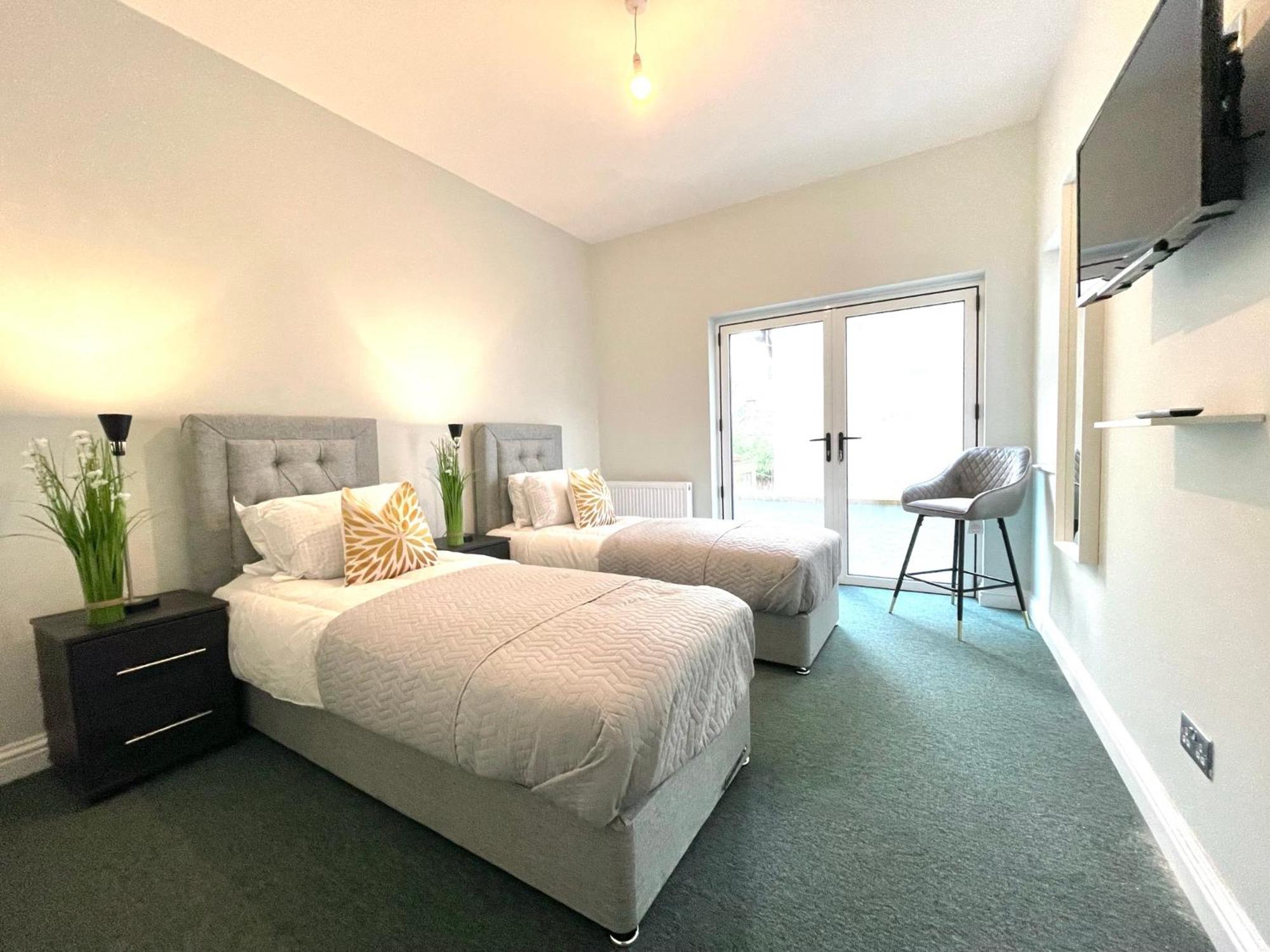 2 Bedroom Apartments Stopoverz 布里斯托 外观 照片