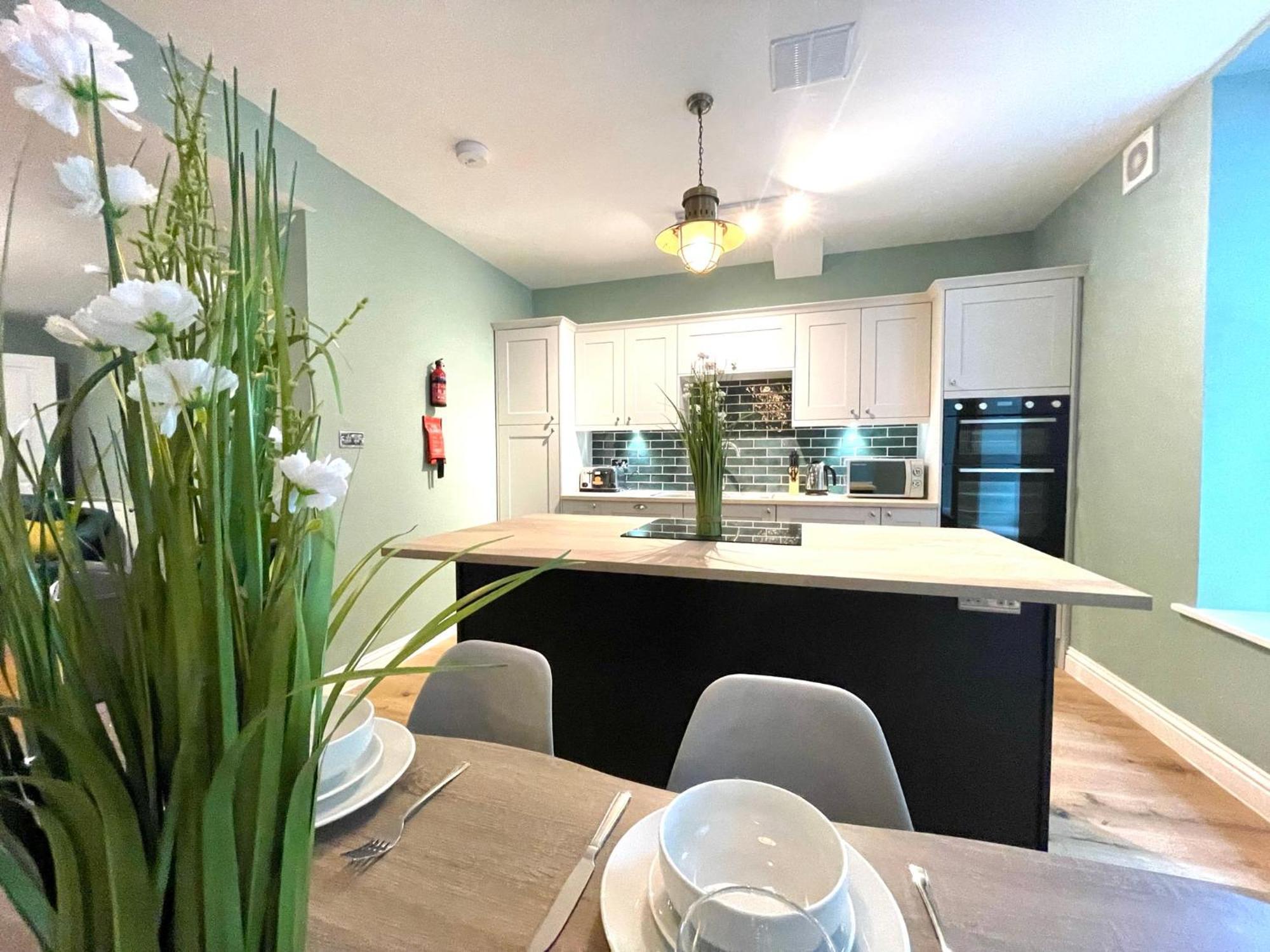 2 Bedroom Apartments Stopoverz 布里斯托 外观 照片