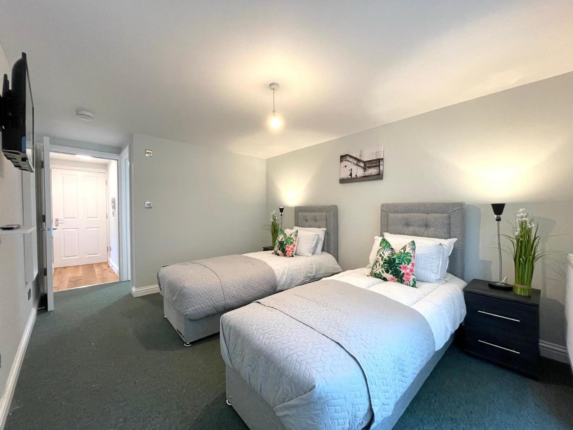 2 Bedroom Apartments Stopoverz 布里斯托 外观 照片