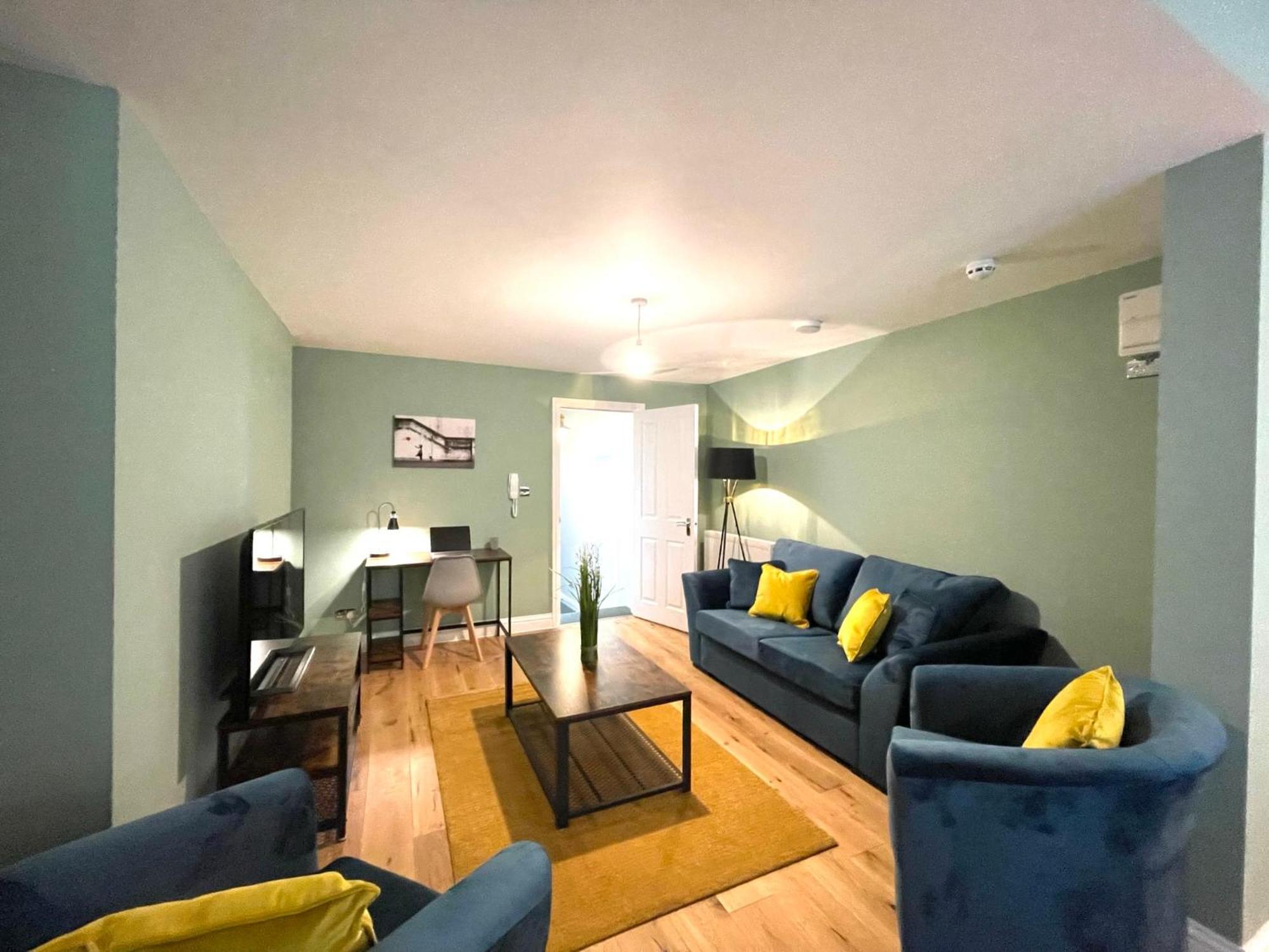 2 Bedroom Apartments Stopoverz 布里斯托 外观 照片