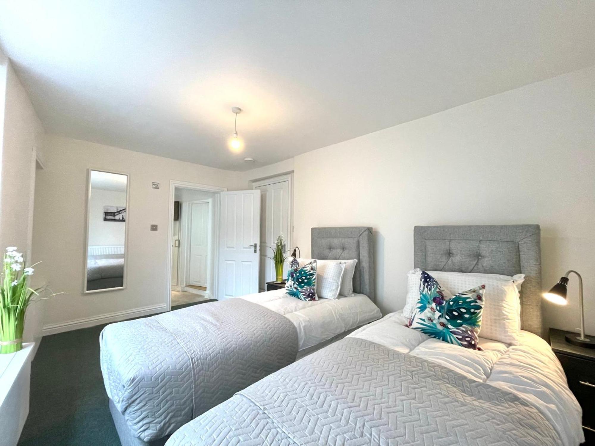 2 Bedroom Apartments Stopoverz 布里斯托 外观 照片