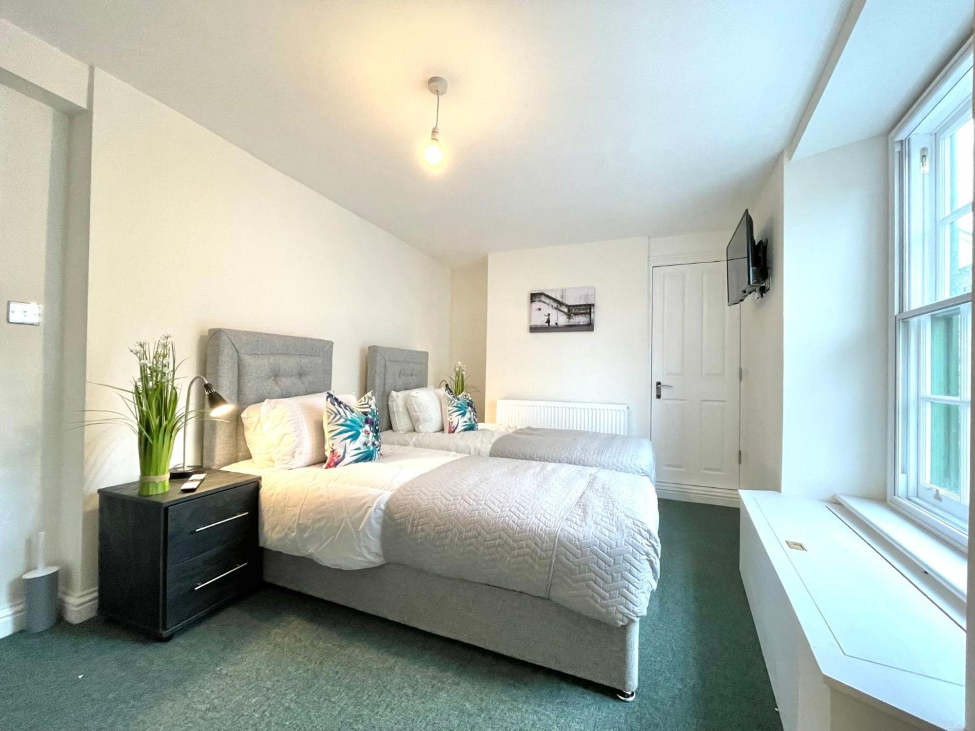 2 Bedroom Apartments Stopoverz 布里斯托 外观 照片
