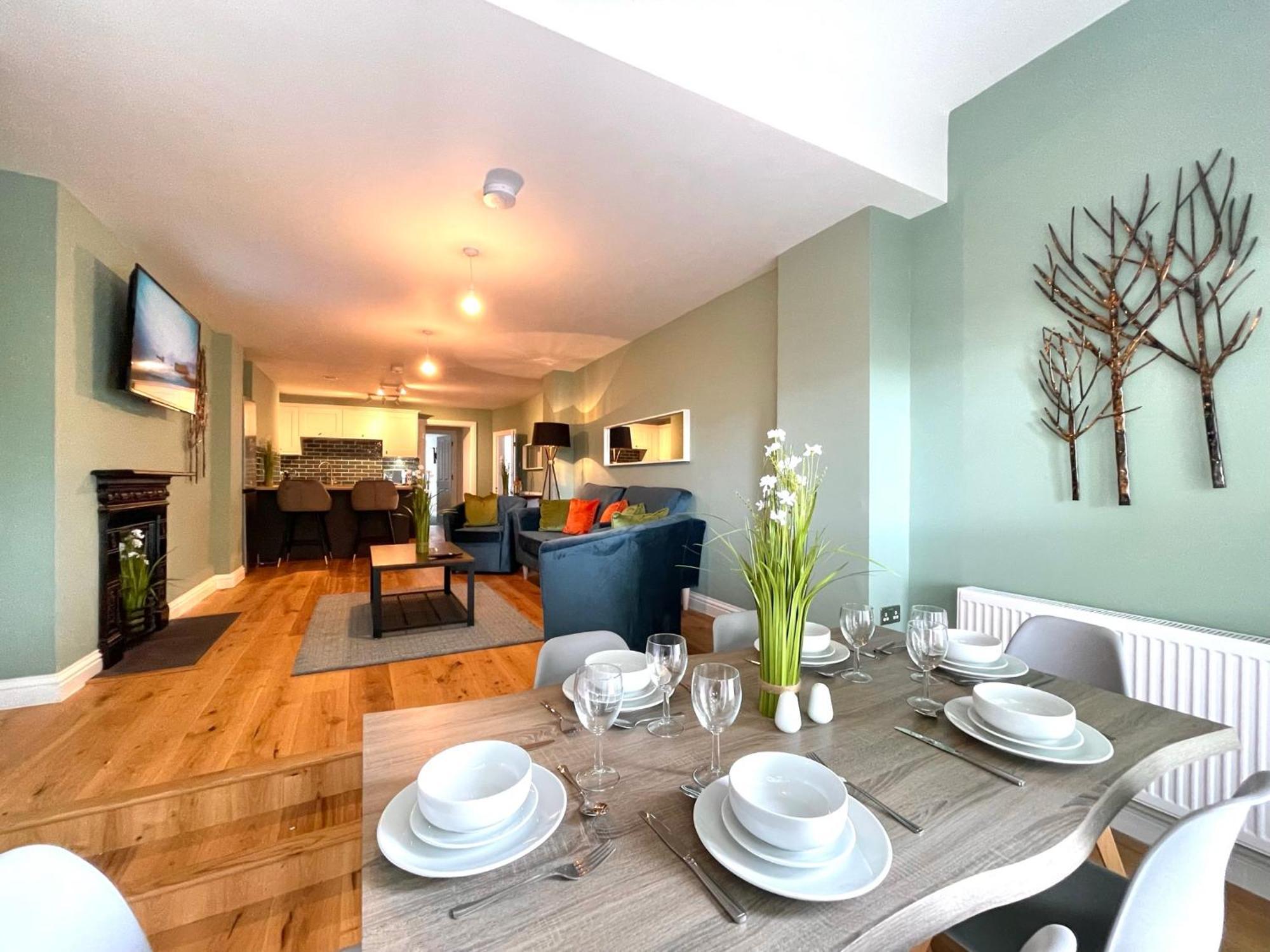 2 Bedroom Apartments Stopoverz 布里斯托 外观 照片
