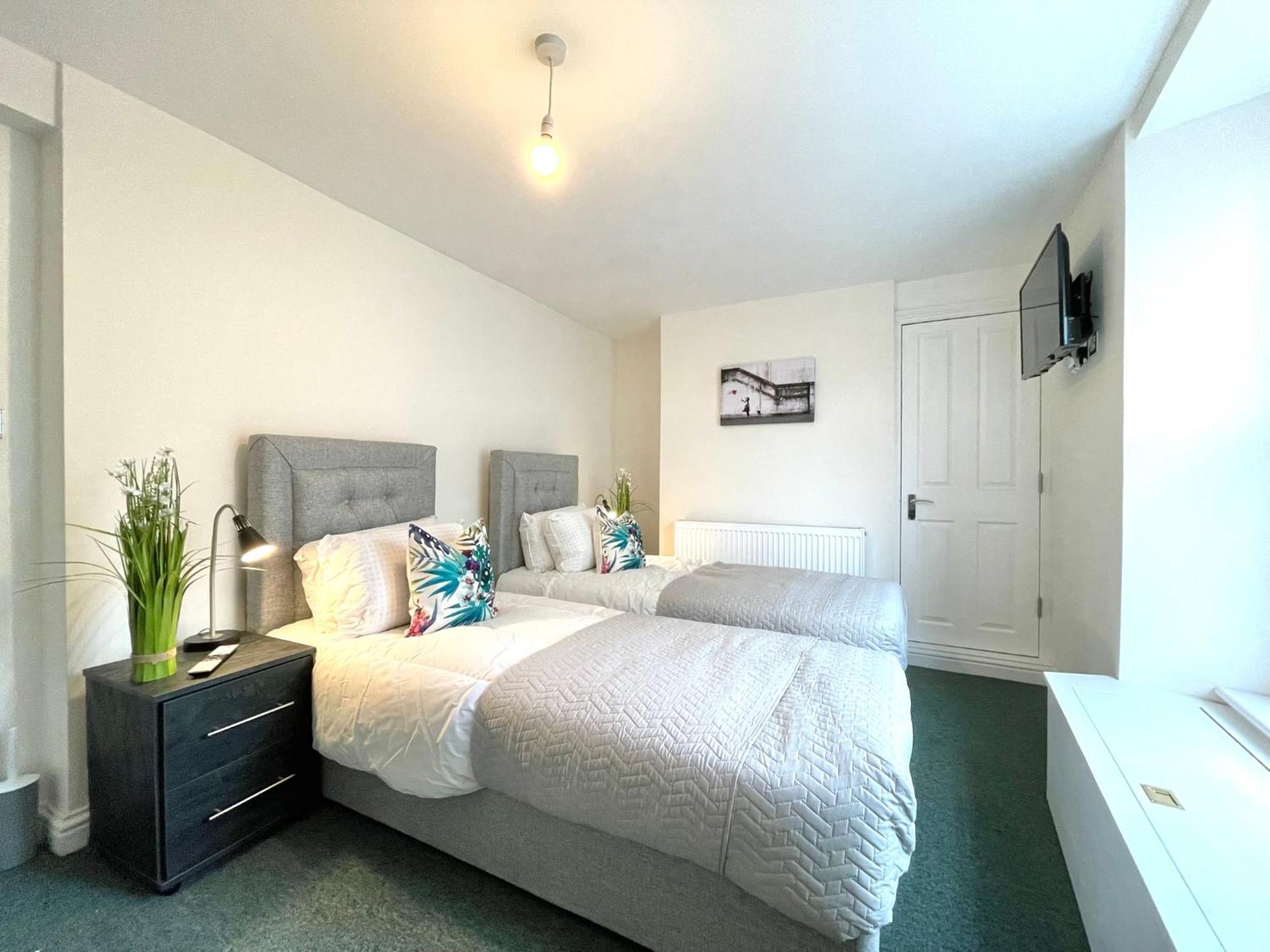2 Bedroom Apartments Stopoverz 布里斯托 外观 照片