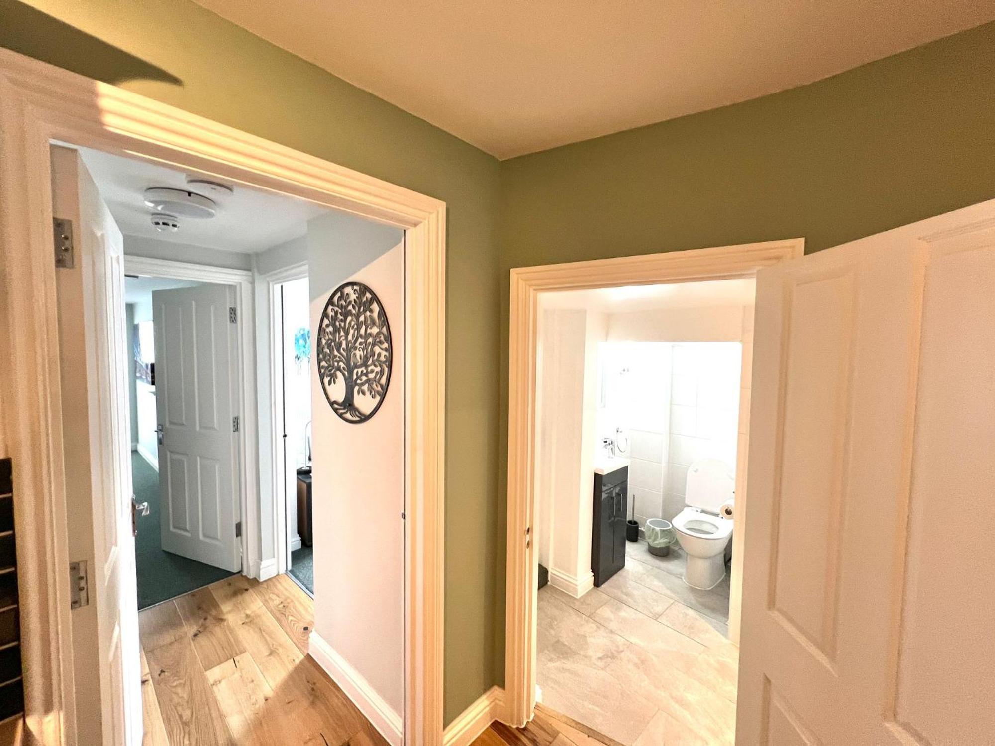 2 Bedroom Apartments Stopoverz 布里斯托 外观 照片